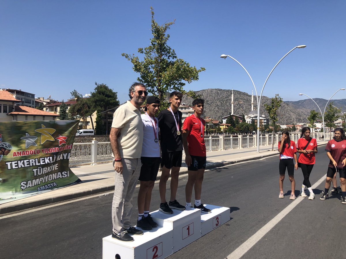 analigsb's tweet photo. #AnadoluYıldızlarLigi @GSB_Amasya ilimizin ev sahipliğinde düzenlenen Tekerlekli Kayak spor dalında dereceye giren il karmalarına madalya ve kupaları verildi. https://t.co/cWEn2j6h0i