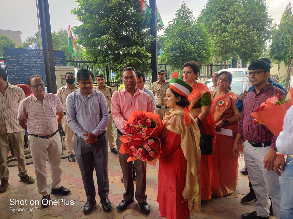 PhysicalBranch's tweet photo. Today, we celebrated 75 years of India's Independence in south zone office &amp; schools.Tiranga is flying with pride and honour in all over the world.Calls it a historic day &amp; occasion to march ahead with new resolve. Here are some glimpses of celebration @DCSOUTHZONE @SZ_education https://t.co/afIcK8mDVA