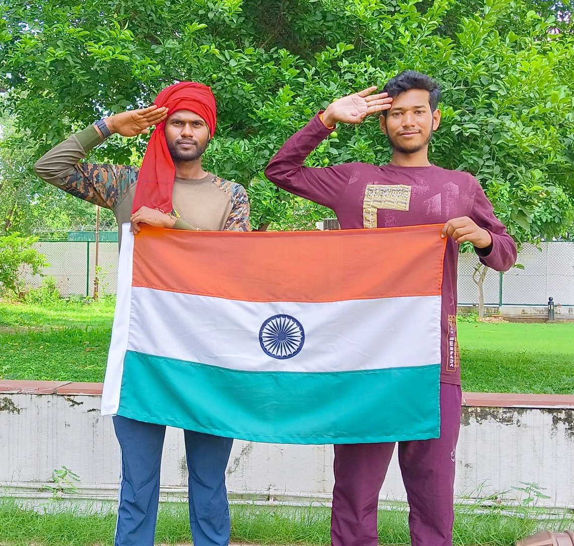 Vishallandge199's tweet photo. मन तो मेरा भी करता है झूमूँ ,नाचूँ, गाऊँ मैं
आजादी की स्वर्ण-जयंती वाले गीत सुनाऊँ मैं.
फिर से निकलेंगे हम अपने तिरंगे के साथ अपने हक्क के लिए@Jha_Swarnaa @brajeshabpnews @AShukkla @hrishirajanand_ @raksha_s27 @Samriddhi0809 @Socialist_arun
#SSCGD2018_नागपुर_से_दिल्ली_पैदल_मार्च https://t.co/7v3y4qO0lB