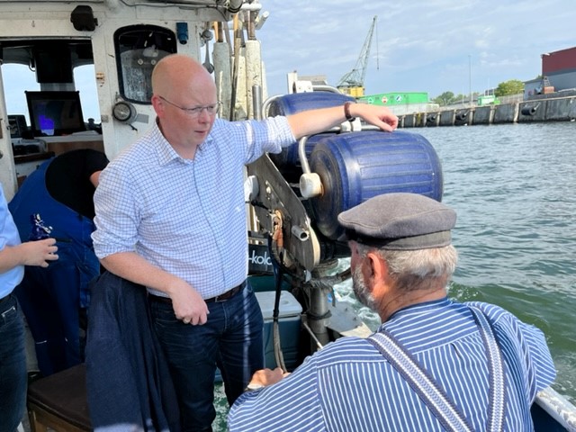 BotschafterDK's tweet photo. Moin aus #flensburg!👋Hier wird das wichtige 🇩🇪-🇩🇰 Thema #Muschelfischerei in der Flensburger Förde diskutiert. Mit Gastgeber @stefan_seidler & @RasmusPrehn,🇩🇰 Min. für Lebensmittel, Landwirtsch. & Fischerei, besuche ich auch das Fischereimuseum & den Fischerei-Verein.🐟#DEDK https://t.co/wAxDEameL9