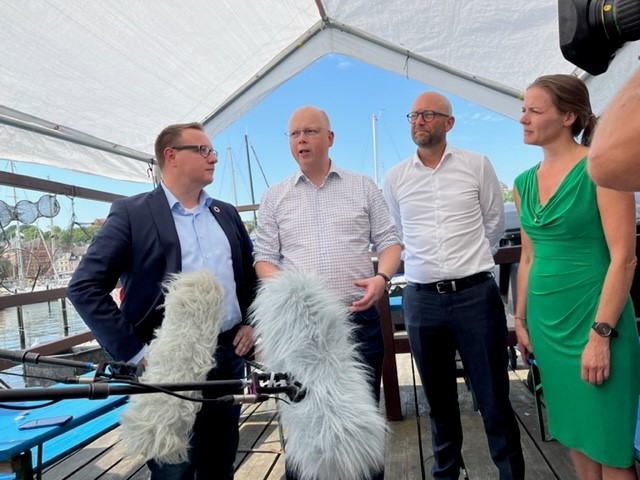 BotschafterDK's tweet photo. Moin aus #flensburg!👋Hier wird das wichtige 🇩🇪-🇩🇰 Thema #Muschelfischerei in der Flensburger Förde diskutiert. Mit Gastgeber @stefan_seidler & @RasmusPrehn,🇩🇰 Min. für Lebensmittel, Landwirtsch. & Fischerei, besuche ich auch das Fischereimuseum & den Fischerei-Verein.🐟#DEDK https://t.co/wAxDEameL9