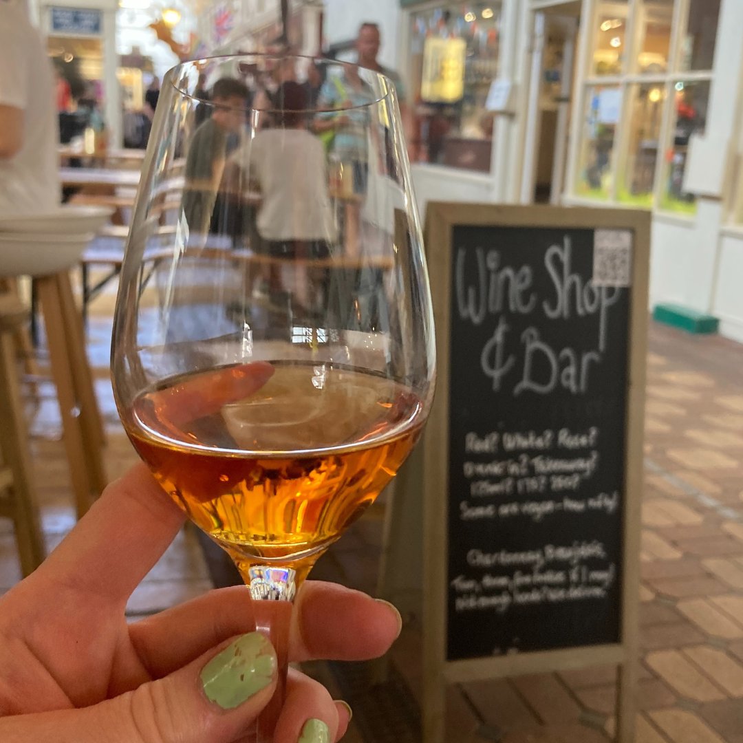 CoveredMarketOx's tweet photo. Summer times in our market.  Time to relax, refresh and get some independent retail therapy. 🥰☀️🌾🌴#independentbusiness #shoplocal #summertime #summermarket https://t.co/uKRhY00jsE