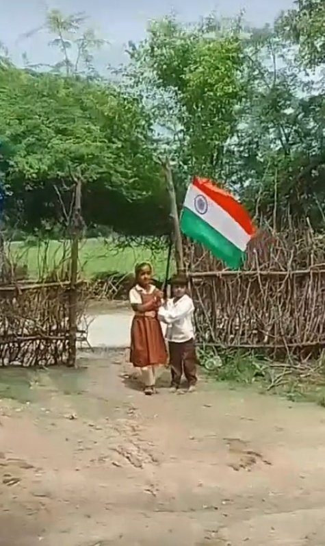Bhaveshpandya16's tweet photo. रोड के उपर छोटासा घर।
घर मे दो बच्चे, बच्चो ने फहराया त्रिरंगा।
आज सोशियम मीडिया में एक खूबसूरत तसवीर। https://t.co/4WdqV5LKTO