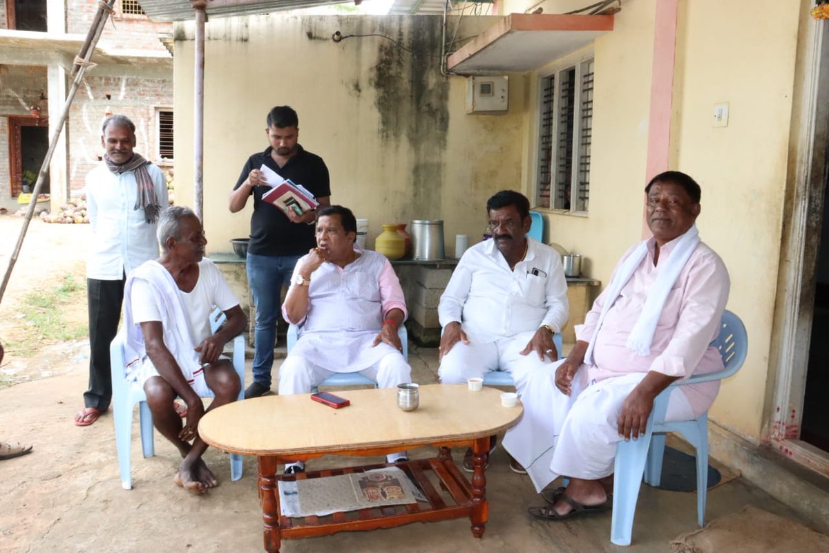LRSMandyaExMP's tweet photo. ಬೆಳ್ಳೂರು ಹೋಬಳಿಯ ಅಜ್ಜನಪಾಳ್ಯ ಗ್ರಾಮದ ನಂಜೇಗೌಡರ ಮನೆಗೆ ಭೇಟಿ ನೀಡಿ ಮಾತನಾಡಲಾಯಿತು.
#LRShivaramegowda #lschethangowda #LRS #nagamangala #mandya #belluru https://t.co/b9jhNxlWwv