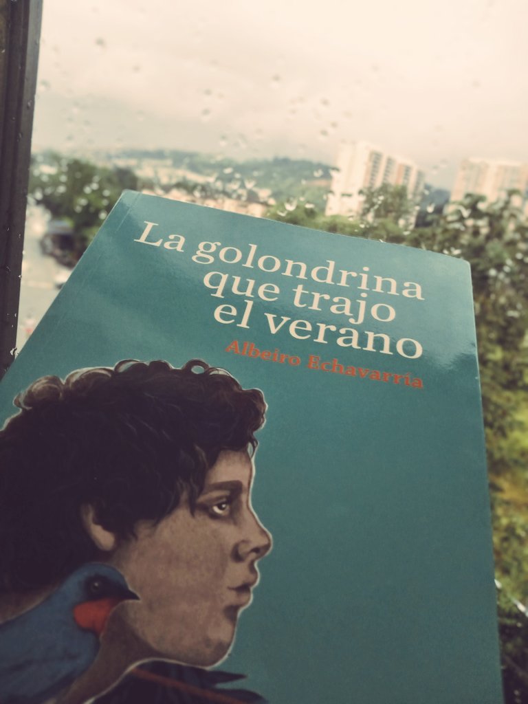 Hay libros que simplemente les precede la lluvia. El gran <a href="/albeiroe/">albeiro echavarria</a> me comparte #lagolondrinaquetrajoelverano, publicado por <a href="/LoQueLeoSanti/">Loqueleo Santillana</a>, ya les iré contando. Va un abrazo de vuelta.