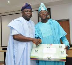 dmightyangel's tweet photo. During Gov Ambode's 1st year in office, Master Idowu Sonoiki of Ikotun Senior High School, Ikotun, Lagos, 16years became the #OneDayGovernor, having emerged winner of the 2015 Spelling Bee Competition for senior secondary schools in the state. https://t.co/2HPpHePve7