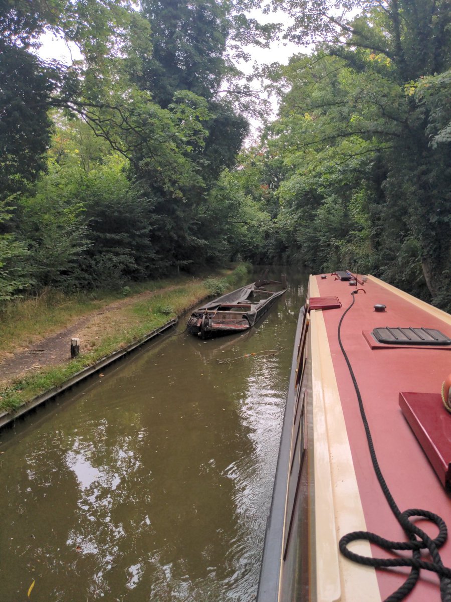 fattnowslim's tweet photo. @CRTSouthEast Northbrook lock #38 on South Oxford canal. Sunken boat obstructing the North Lock landing https://t.co/poqqm49kB4