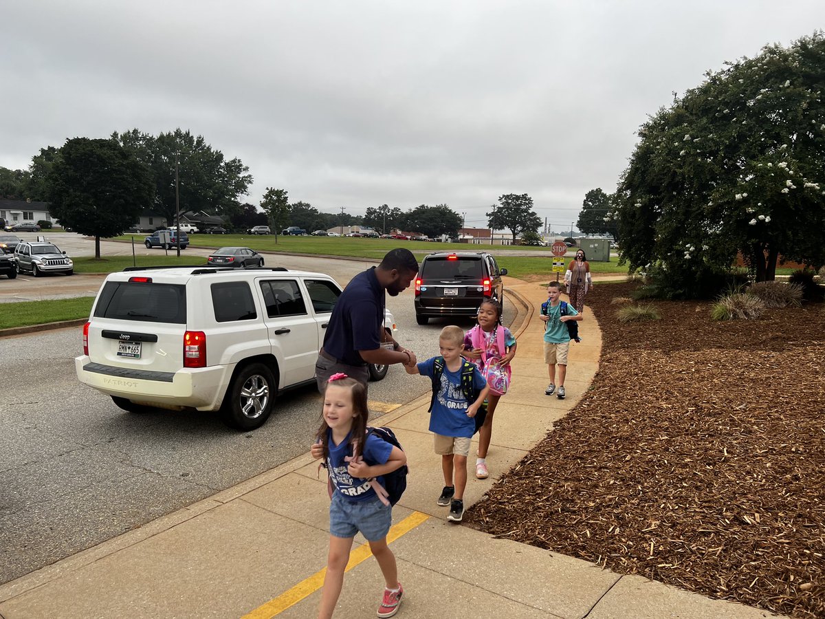 SpartanburgD5's tweet photo. #FirstDayInD5 @ Duncan Elementary! Welcome back students! πππ #WeAreD5 https://t.co/hkX19BcDVH