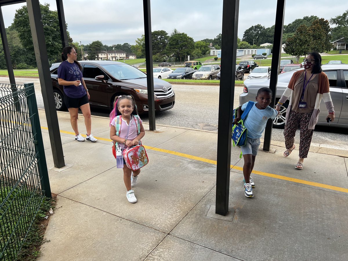 SpartanburgD5's tweet photo. #FirstDayInD5 @ Duncan Elementary! Welcome back students! πππ #WeAreD5 https://t.co/hkX19BcDVH