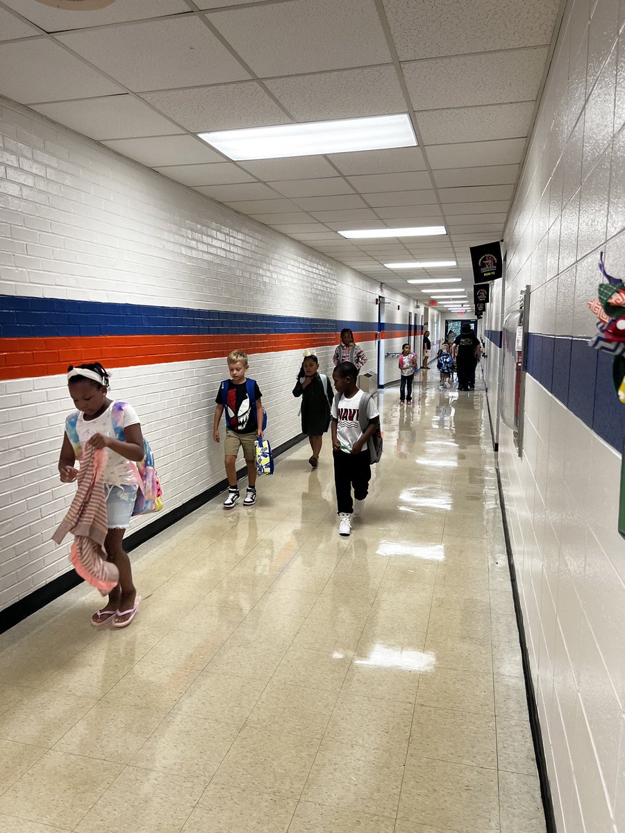 SpartanburgD5's tweet photo. #FirstDayInD5 @ Duncan Elementary! Welcome back students! πππ #WeAreD5 https://t.co/hkX19BcDVH
