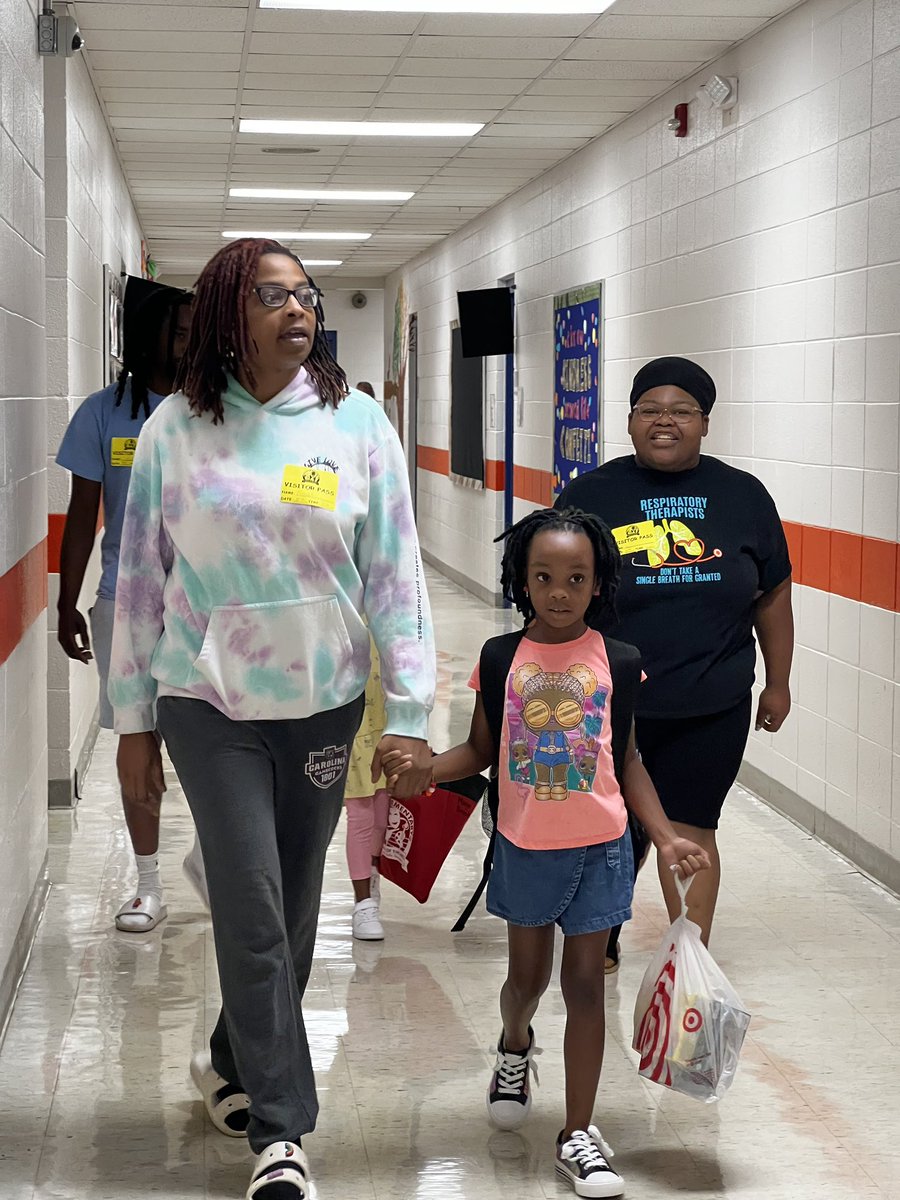 SpartanburgD5's tweet photo. #FirstDayInD5 @ Duncan Elementary! Welcome back students! πππ #WeAreD5 https://t.co/hkX19BcDVH