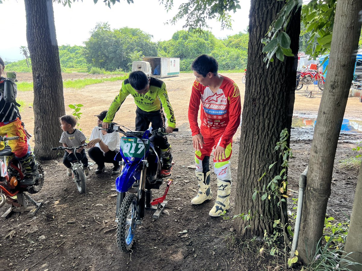 satoreed_d500's tweet photo. 今日はJr.君が小方誠選手のMKTライディングレッスン受けました。
プロの初レッスンですがピンポイント練習が分かりやすくて本人も自信がついたみたいです。
@ogatamakoto1985 さん暑い中ありがとうございました!
#小方誠 #MKTRIDING LESSON #モトクロスヴィレッジ https://t.co/8RuC2eT952