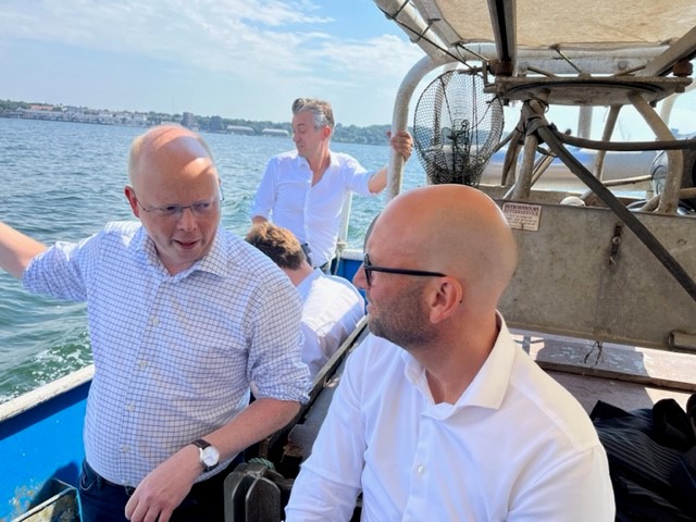 BotschafterDK's tweet photo. Moin aus #flensburg!👋Hier wird das wichtige 🇩🇪-🇩🇰 Thema #Muschelfischerei in der Flensburger Förde diskutiert. Mit Gastgeber @stefan_seidler & @RasmusPrehn,🇩🇰 Min. für Lebensmittel, Landwirtsch. & Fischerei, besuche ich auch das Fischereimuseum & den Fischerei-Verein.🐟#DEDK https://t.co/wAxDEameL9