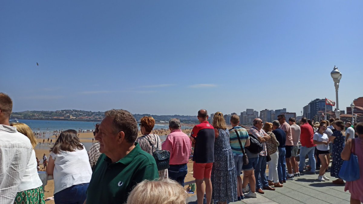juliemadsen001's tweet photo. #AnaGervasiaDimision
FRACASO de #DanzaPrima en #gijon @gijon @GijonTurismo
Ni Danza Prima, ni Himno de #Asturias ni Gijón del Alma
SÓLO SE ESCUCHA EN LA MITAD DE LA PLAYA, menuda mi3rda de megafonía. Del Náutico pallá NADA.
No te votaré nunca nunca nunca Ana Gervasia https://t.co/WSxFhFTXfm