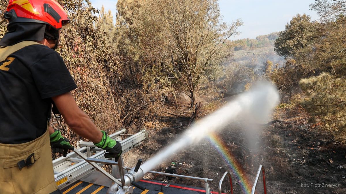 KGPSP's tweet photo. #MisjaFrancja 🇵🇱🇫🇷
🧑🚒Dzisiejsze działania w polskiej strefie to dogaszanie zarzewi ognia oraz obrona lokalnych miasteczek i wsi przed ponownym rozwojem pożaru 🔥🌲🚒
#EUCivPro #euecho #EUSavesLives #civpro
📸 kpt. Piotr Zwarycz https://t.co/LhSJUNljEY