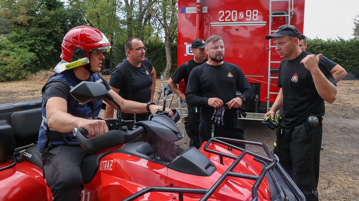 KGPSP's tweet photo. #MisjaFrancja 🇵🇱🇫🇷
🧑🚒Dzisiejsze działania w polskiej strefie to dogaszanie zarzewi ognia oraz obrona lokalnych miasteczek i wsi przed ponownym rozwojem pożaru 🔥🌲🚒
#EUCivPro #euecho #EUSavesLives #civpro
📸 kpt. Piotr Zwarycz https://t.co/LhSJUNljEY
