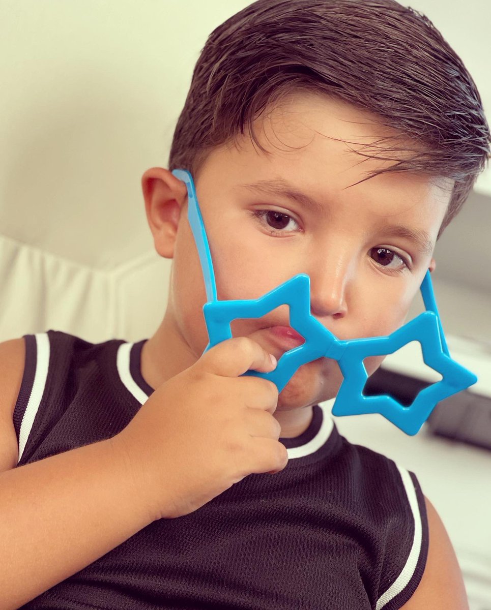 RosarioTosta's tweet photo. Tú… eres la estrella que ilumina nuestro mundo 🌎 

#teamamos #family #papiymami @Rikyssimo https://t.co/9NtxiMd0w6