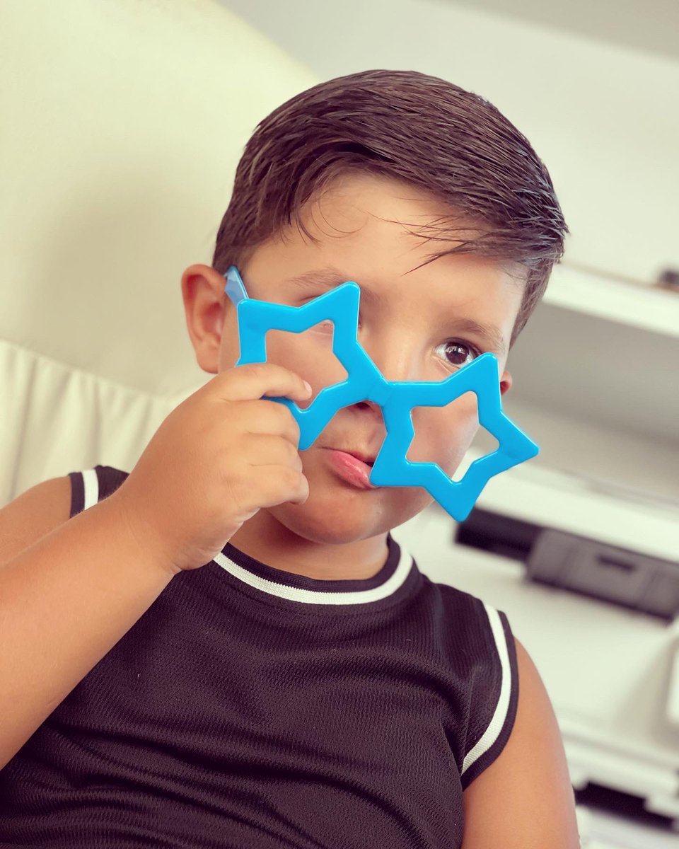 RosarioTosta's tweet photo. Tú… eres la estrella que ilumina nuestro mundo 🌎 

#teamamos #family #papiymami @Rikyssimo https://t.co/9NtxiMd0w6