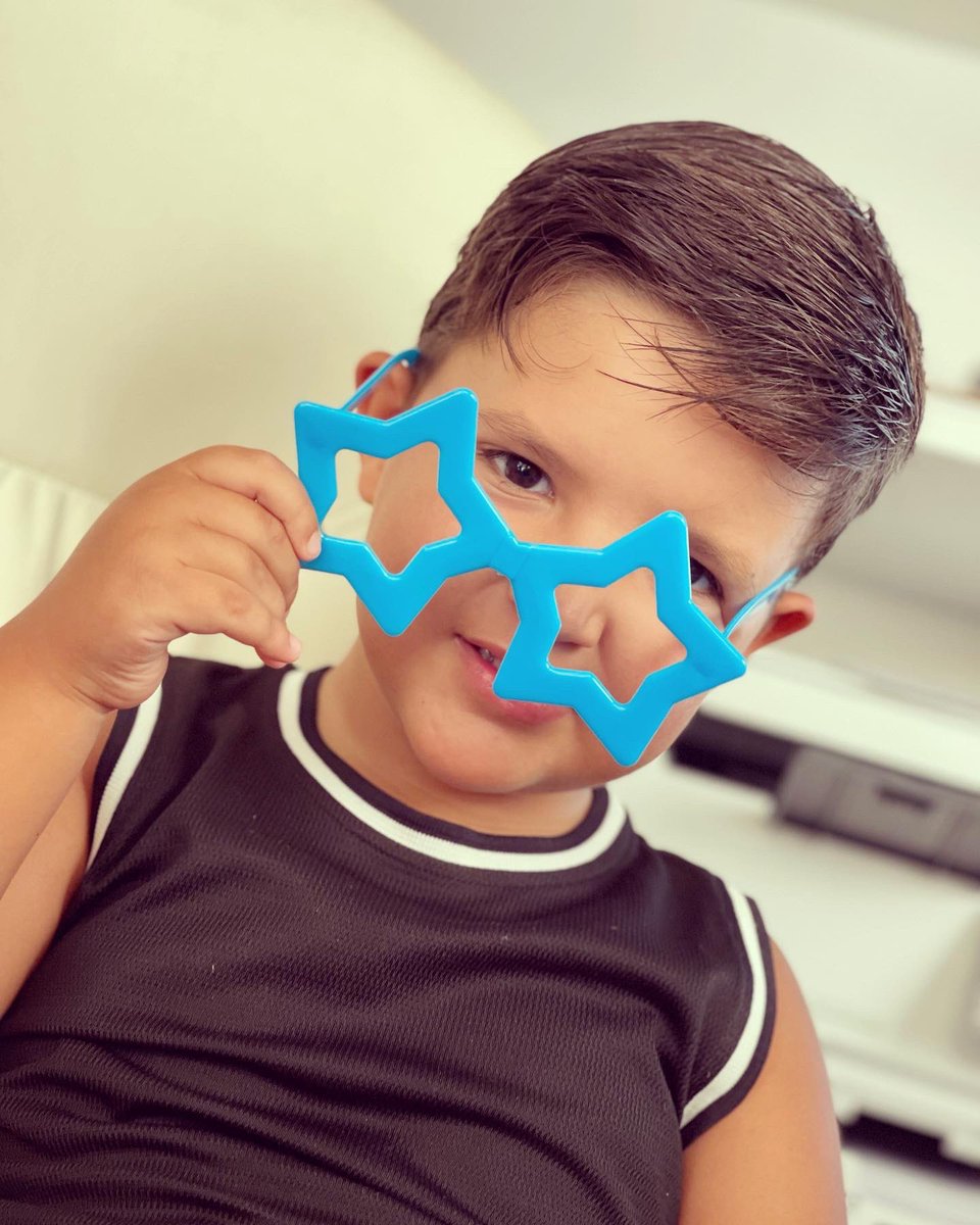 RosarioTosta's tweet photo. Tú… eres la estrella que ilumina nuestro mundo 🌎 

#teamamos #family #papiymami @Rikyssimo https://t.co/9NtxiMd0w6