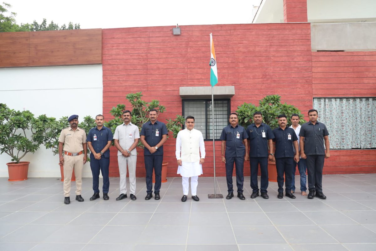 sanghaviharsh's tweet photo. जय हिंद 🇮🇳

देश सेवा के लक्ष्य के साथ, गांधीनगर आवास पर आज ध्वजारोहण किया।

One with the team. https://t.co/ZlEkcPf5T8