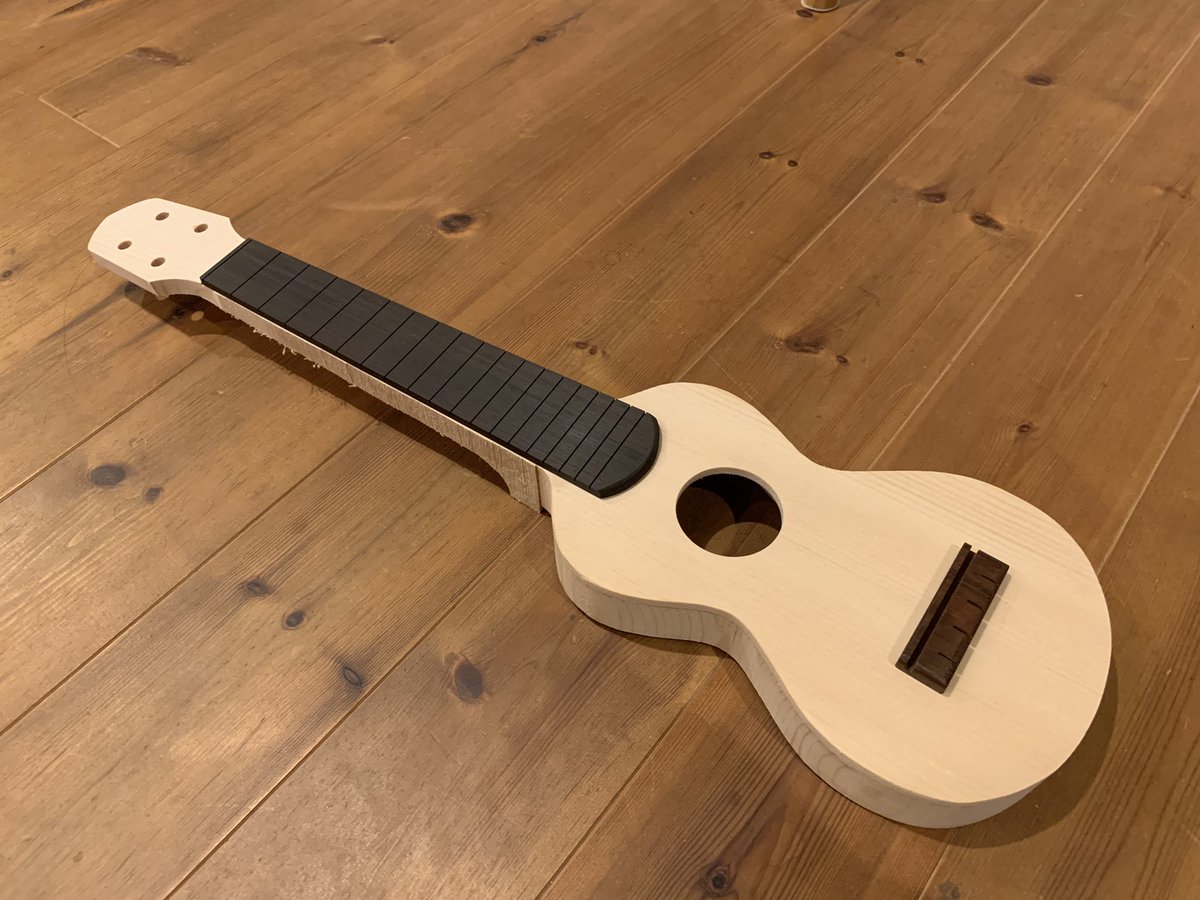 ukulele_camp's tweet photo. アンダーサドルピックアップ仕様の今回はパズルを少しづつ解いていくような作業です。
最後に全てのピースが揃う感じです。
ドキドキ·····
#セミソリッドウクレレ
#ウスレレ
#OutDoorUkulele https://t.co/4i0C80LPUC