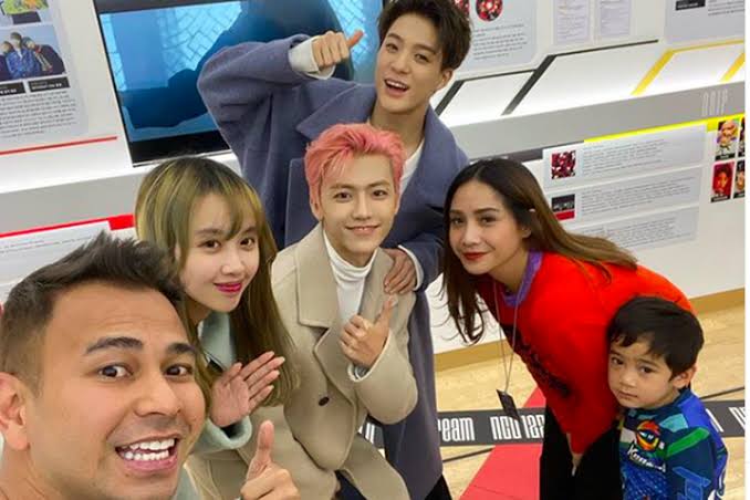 smstan_tuwir's tweet photo. Siwon main ke rumah Raffi ✅
Rafathar makan bareng Siwon ✅
Raffi Nagita Rafathar main ke SM ✅
Ketemu Jaemin sama Jeno ✅
Henry main ke rumah Raffi ✅
Rayyanza digendong Henry ✅

Bentar lagi RANS collabs jadi sub label SMTOWN ini mah wkwkwk 😂 https://t.co/iRARyH9lJD