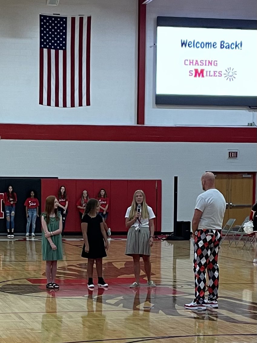 MulberryEagles's tweet photo. Welcoming back our amazing district educators this morning! Our very own #MLBallstar Josalynn helped kick it off by leading the Pledge of Allegiance  @Milford_Schools #chasingsmiles https://t.co/IeXKBZIRBk