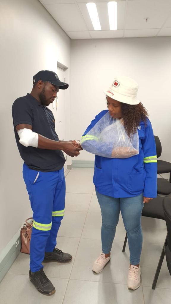 MAKROSAFE's tweet photo. Well Done to the KZN Team on Completing their First Aid Level 1 Training !
To book your slot , visit https://t.co/hAYIjroHd6.
#Healthandsafetytraining
#Firstaidlevel1
#Practicals
#KZN https://t.co/0xgwJhosvP