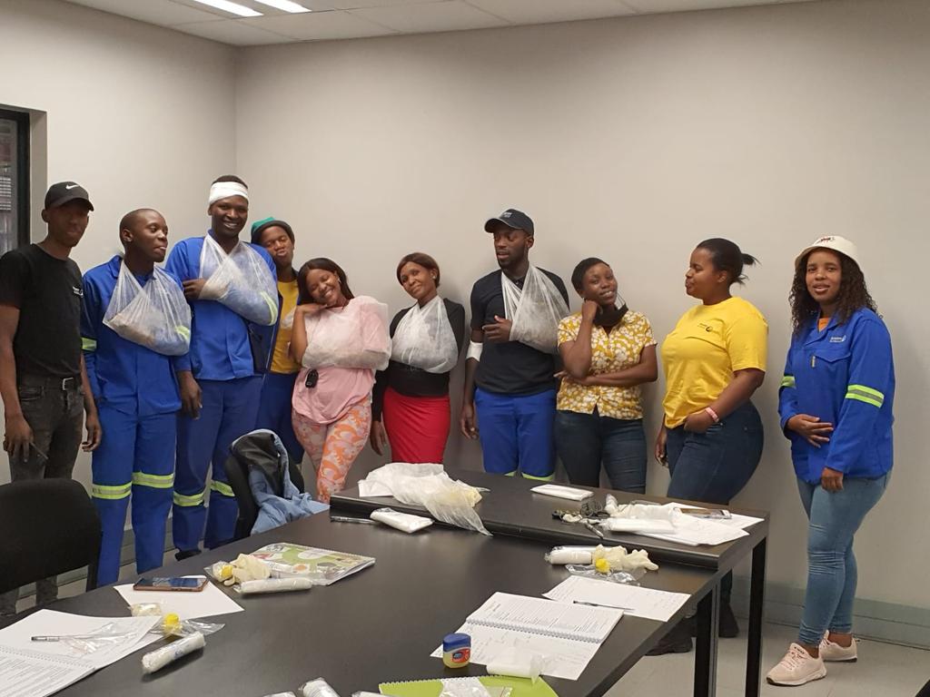 MAKROSAFE's tweet photo. Well Done to the KZN Team on Completing their First Aid Level 1 Training !
To book your slot , visit https://t.co/hAYIjroHd6.
#Healthandsafetytraining
#Firstaidlevel1
#Practicals
#KZN https://t.co/0xgwJhosvP