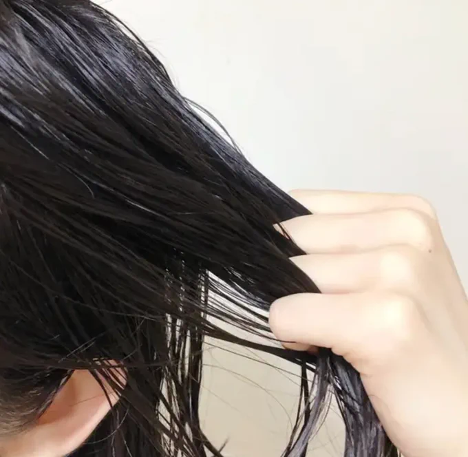 【美髪&エコ】石けんみたいな「固形シャンプー」が感動する良さずっと気になってたエティークの固形シャンプー使ってみた。シャンプーはめっちゃいい香りで、すっきり洗えるのにキシキシしない!トリートメントもベタつかない。プラスチック不使用で環境にも優しい! 