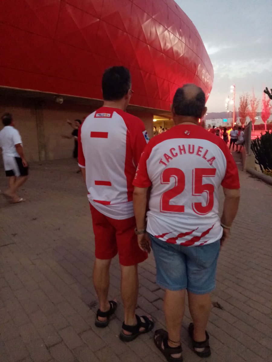 bastionalcazaba's tweet photo. Después de todo lo que pasaron estos dos hace 15 días…anoche estuvieron viendo a su @U_D_Almeria GRANDES TACHUELA Y ANTONIO LAVANDERO!!!! #AlmeriaNuncaSeRinde #AlmeriaRealMadrid https://t.co/PavIT11z2O