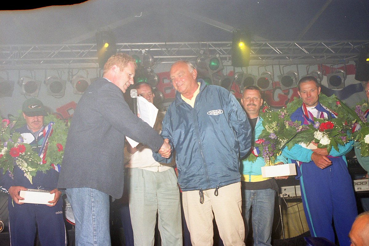 In memoriam Jan Dijkstra - lanenkaatsen.nl/?p=2211 - 
Een paar weken geleden is oud bestuurslid van het Lanenkaatsen, Jan Dijkstra overleden. Jan was bestuurslid vanaf de jaren ’70 tot en met 1994, toen hij na zo'n 25 jaar afscheid nam van het comité. Hij was een kenner van he...