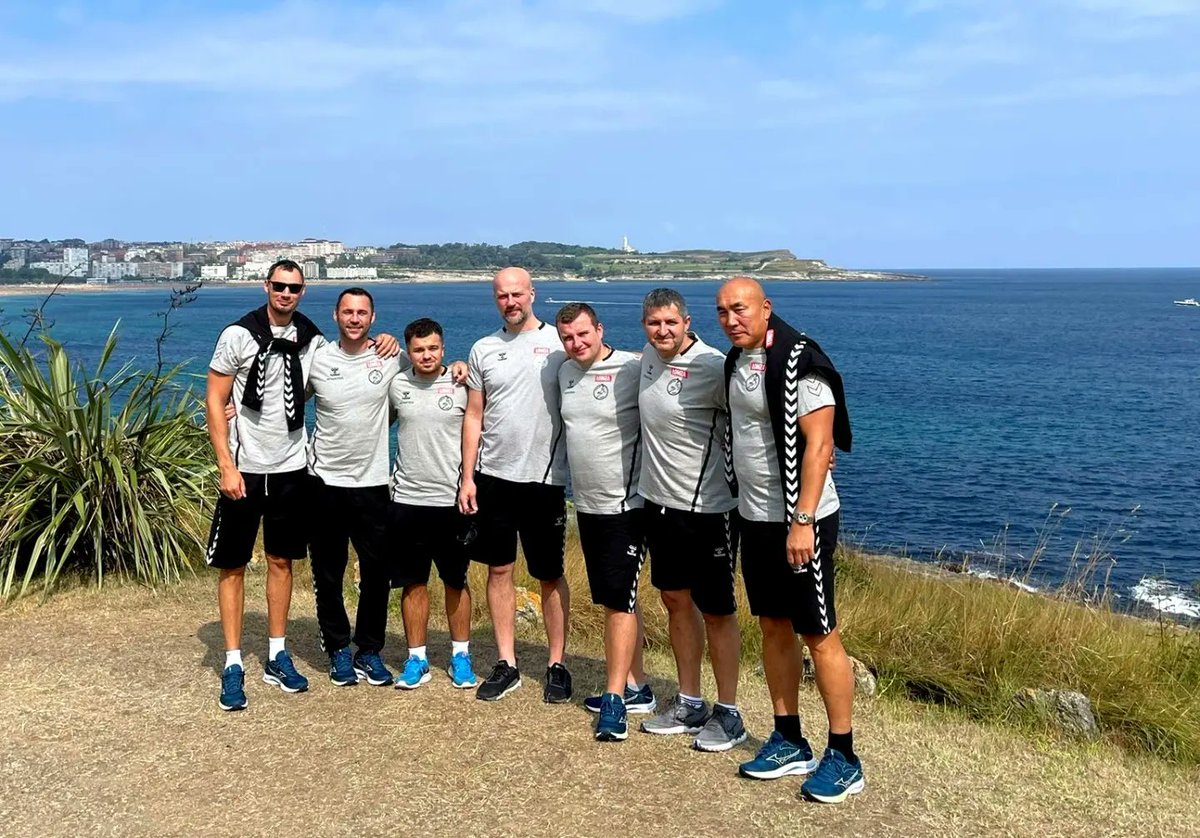kielcehandball's tweet photo. Buenos dias Santander! 👋🇪🇸

#kielceSUMMER #gramyRAZEM #dawajDAWAJ https://t.co/F1op2tCzcw