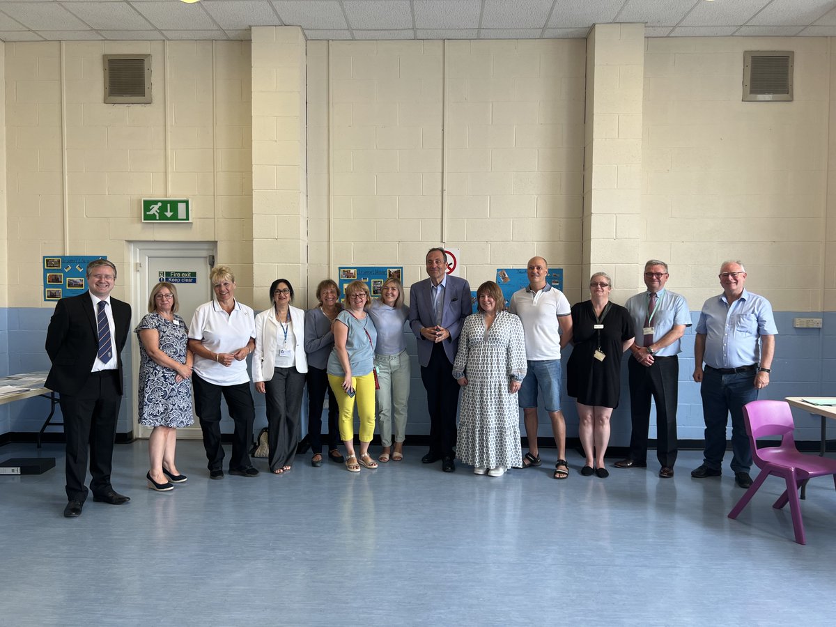 mhclg's tweet photo. Refugees Minister, Lord Harrington, is @Cherwellcouncil today, learning more about their response to the Ukrainian and Afghan resettlement programmes.
They also talked about better ways of working, to help strengthen our communities.
#DLUHCdelivers #OperationPitting https://t.co/ccmNbEu0HB
