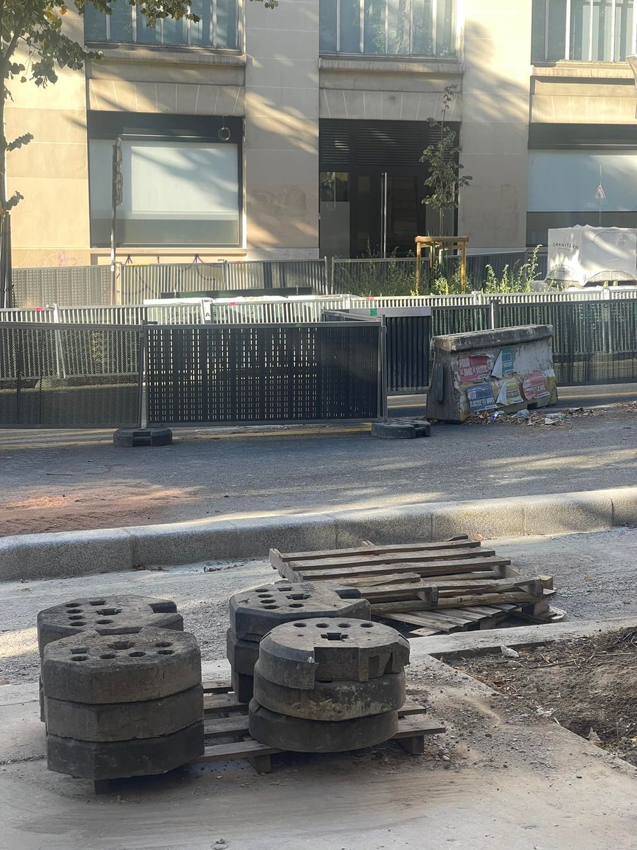 parisienencoler's tweet photo. Vous vous rendez compte qu'il y a des travaux à Paris pour CREER DES EMBOUTEILLAGES et DETRUIRE LA FLUIDITE DE CIRCULATION? non mais MERDE on croit rêver et jusqu'à quand allons accepter cette INEPTIE ? #saccageparis #ParisSousTutelle https://t.co/eQJoJAPTRh