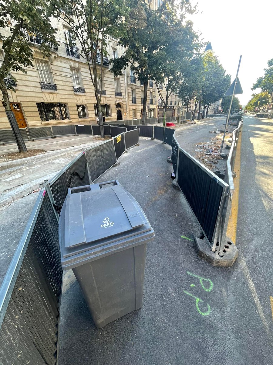 parisienencoler's tweet photo. Vous vous rendez compte qu'il y a des travaux à Paris pour CREER DES EMBOUTEILLAGES et DETRUIRE LA FLUIDITE DE CIRCULATION? non mais MERDE on croit rêver et jusqu'à quand allons accepter cette INEPTIE ? #saccageparis #ParisSousTutelle https://t.co/eQJoJAPTRh