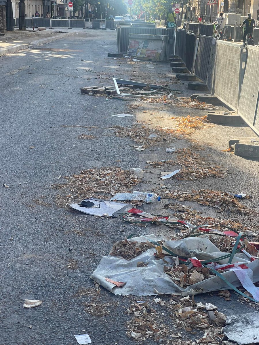 parisienencoler's tweet photo. Vous vous rendez compte qu'il y a des travaux à Paris pour CREER DES EMBOUTEILLAGES et DETRUIRE LA FLUIDITE DE CIRCULATION? non mais MERDE on croit rêver et jusqu'à quand allons accepter cette INEPTIE ? #saccageparis #ParisSousTutelle https://t.co/eQJoJAPTRh