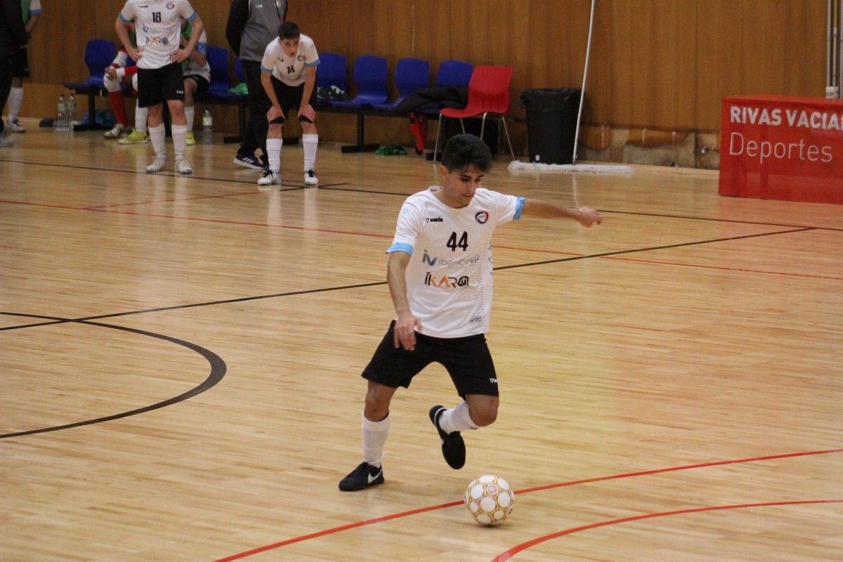cdrivasfutsal's tweet photo. |CUMPLEAÑOS| 

Hoy nos toca felicitar a Dani Sáez (@danisaez_8) por su cumpleaños. Que cumplas muchos más y lo podamos celebrar juntos 🤍🖤. 

#RivasFutsal #UnaNuevaIlusión https://t.co/5dFhvAnPlq