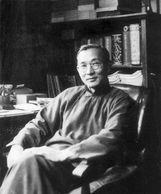 AJolines's tweet image. ▶️Hermosa reflexión
LIN-YU-TANG
Tu  ya no tienes muchos años para vivir, y además no podrás llevarte nada  cuando te vayas, por lo cual debes ser ahorrativo, pero sin sacrificar  tu bienestar.
No  te preocupes por lo que pasará cuando te hayas ido, porque cuando te  vuelvas polvo