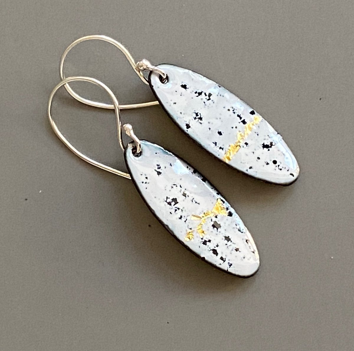 MaisyPlum2's tweet photo. White and Gold Oval Enamel Earrings https://t.co/jOePkCsTwG #bizbubble #HandmadeHour #inbizhour #MHHSBD #giftideas #shopsmall #UKHashtags ##UKGiftHour #DropEarrings https://t.co/eU3nncEK2D