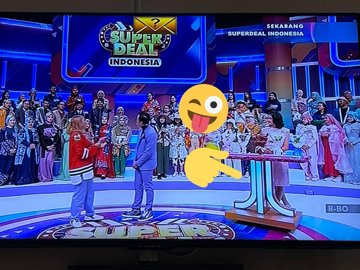 aasriputra's tweet photo. Entah perasaan ku saja, kok rasanya meja host acara Seuperdeal Indonesia ini mirip logo Atari Company ya 😅 #gamer #atari #superdealindonesia https://t.co/51Er2pQOog