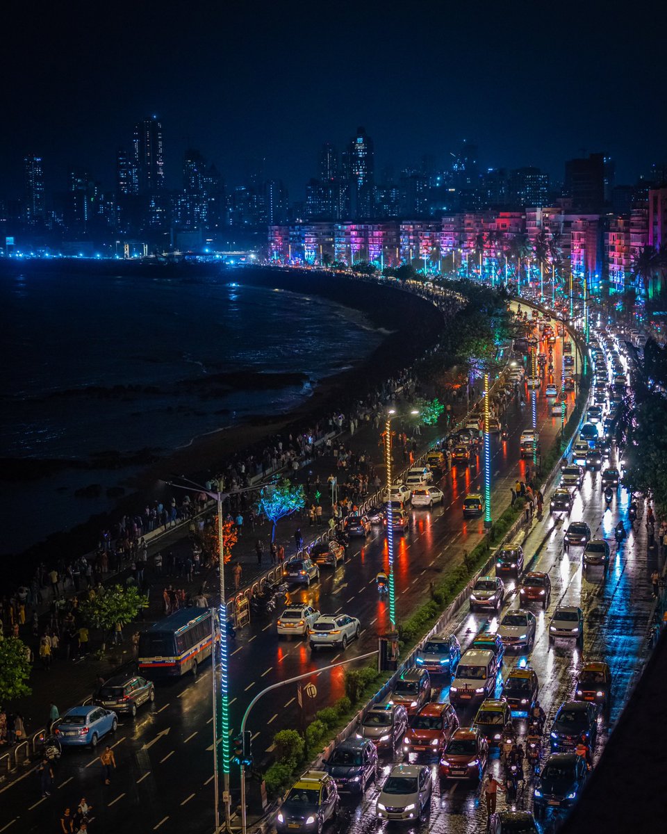 ompsyram's tweet photo. Happy Independence Day 🇮🇳 
.
The Queens Necklace in tri colour and other monuments lit up in Mumbai on the eve of Indian Independence Day . 

Har Ghar Tiranga 🇮🇳 , Jai Hind https://t.co/RI5VyifPr8