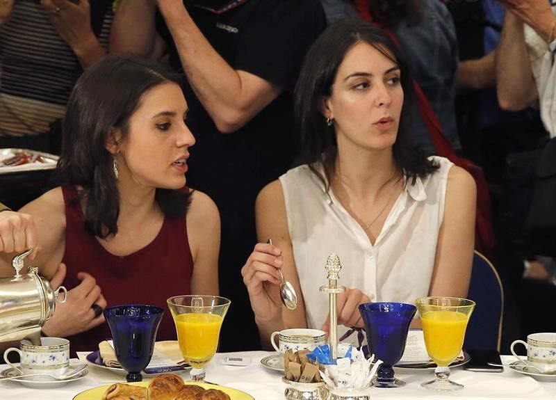 FroilLannister's tweet image. -Ay, tia, ahora con el bebé no sé cómo voy a hacerlo ¿cómo te apañas tú con 3?
-Pues se los dejas a una secretaria de Estado para que te lo cuide, tía, o sea, es facilísimo.