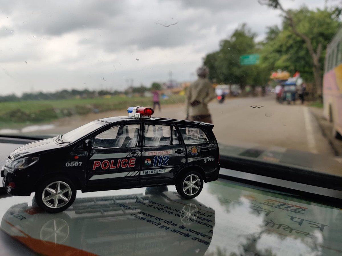 112UttarPradesh's tweet image. RJ गोविंद द्वारा दिनांक 23 मई 2022समय शाम 07:30 बजे UPTRON  फ्लाईओवर पर तैलीय पदार्थ गिरे होने की सूचना दी गयी, PRV द्वारा त्वरित कार्यवाही की गयी ।
#15August2022 के अवसर पर DIG, UP112 द्वारा @rjgovind1 को प्रशस्ति पत्र व मोमेंटो प्रदान कर सम्मानित किया गया! #CitizenCaller112