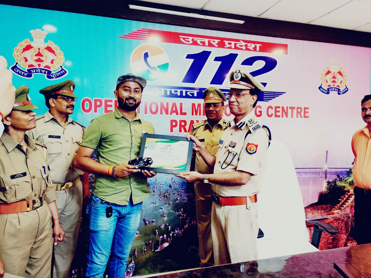 112UttarPradesh's tweet image. RJ गोविंद द्वारा दिनांक 23 मई 2022समय शाम 07:30 बजे UPTRON  फ्लाईओवर पर तैलीय पदार्थ गिरे होने की सूचना दी गयी, PRV द्वारा त्वरित कार्यवाही की गयी ।
#15August2022 के अवसर पर DIG, UP112 द्वारा @rjgovind1 को प्रशस्ति पत्र व मोमेंटो प्रदान कर सम्मानित किया गया! #CitizenCaller112