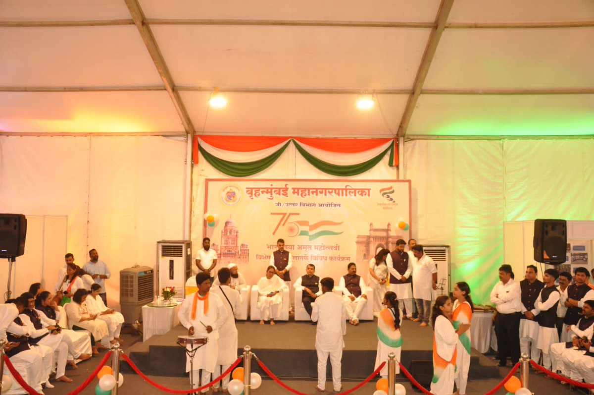 mybmcWardGN's tweet photo. A group of Specially abled children created a 75ft high eco friendly Indian National Flag and MLA Varsha Gaikwad visited the G/N Ward to appreciate their efforts on the occasion of Independence Day.
@mybmc 

#HarGharTiranga #AmritMahotsav https://t.co/fsv46Y0lUa