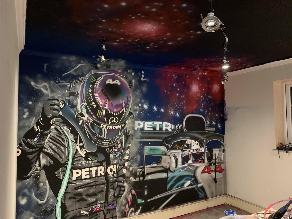 Creativemuraluk's tweet photo. Lewis Hamilton, originally created December 2020
Painted under Bahrain lights with blue sky and fireworks from the Singapore 2018
https://t.co/Our4wjFwF5
#LewisHamilton #mercedesbenz #F1 #Bahrain #singapore #fireworks #metalic #johnstones #TESA #creative #murals #portraits https://t.co/nosuTZoreX