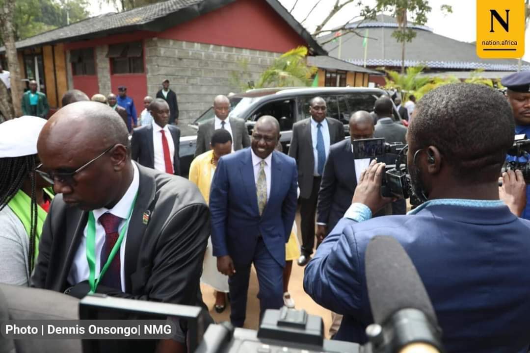 MuudeyIsxaaq's tweet photo. Ruuto oo ku sugan Xarunta Guddiga Doorashada Kenya, halka Raila la la'yahay. https://t.co/zwLgXf6ftY