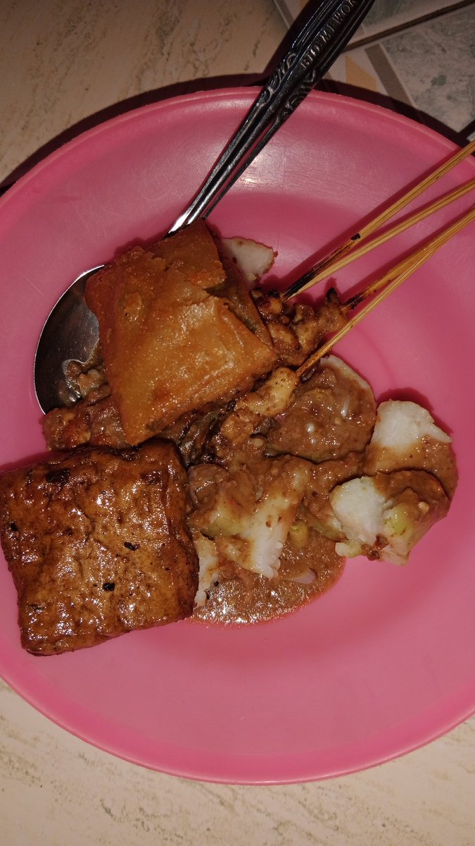leopardagus's tweet image. Lontong