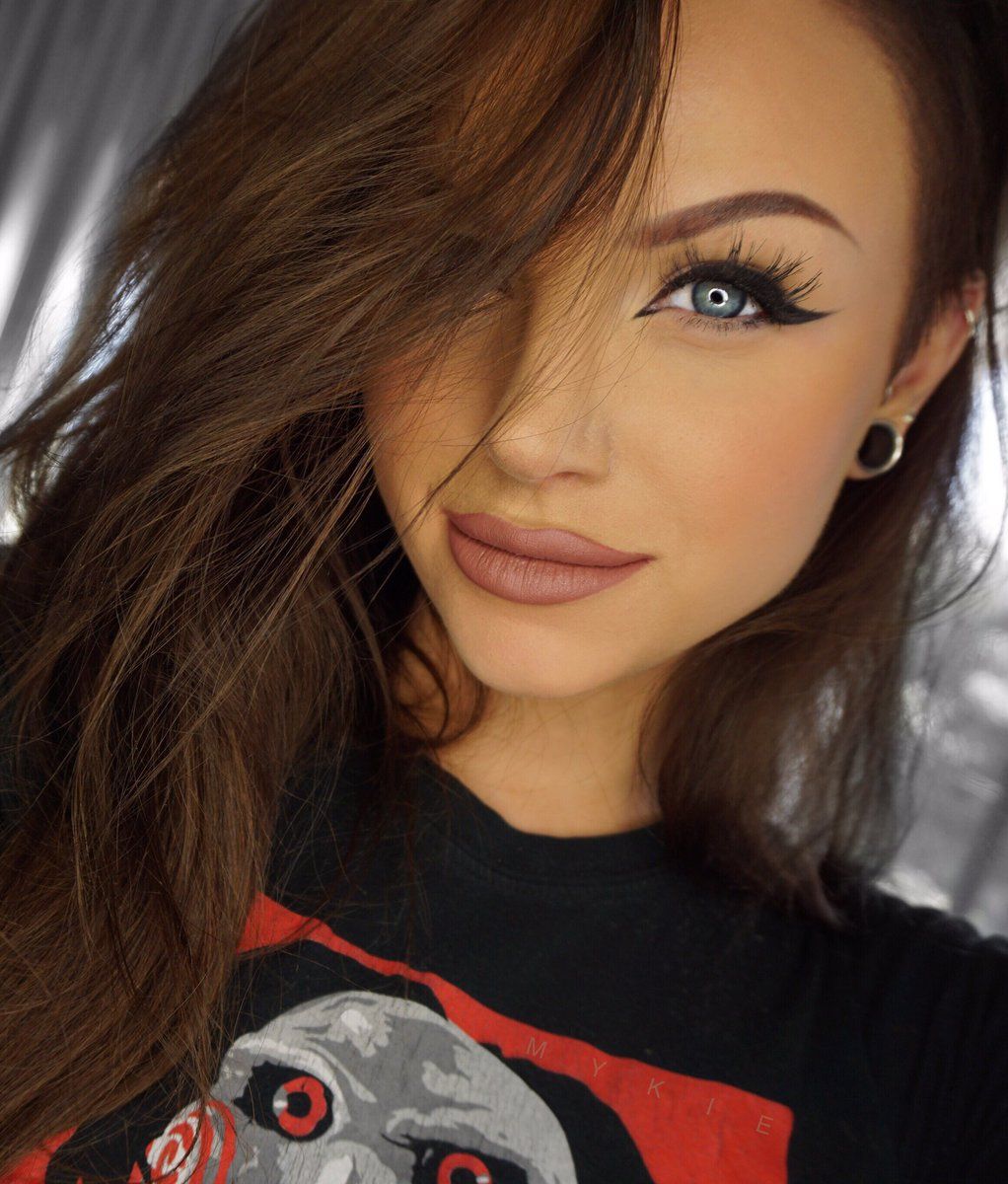 LunarStrength's tweet image. Happy Birthday to my two gorgeous girls, @TroubleTribrid and @DadsLilCutie 

You are both so gorgeous and I am so proud of the women you have become. Your father and I love you more than we could ever express in words.